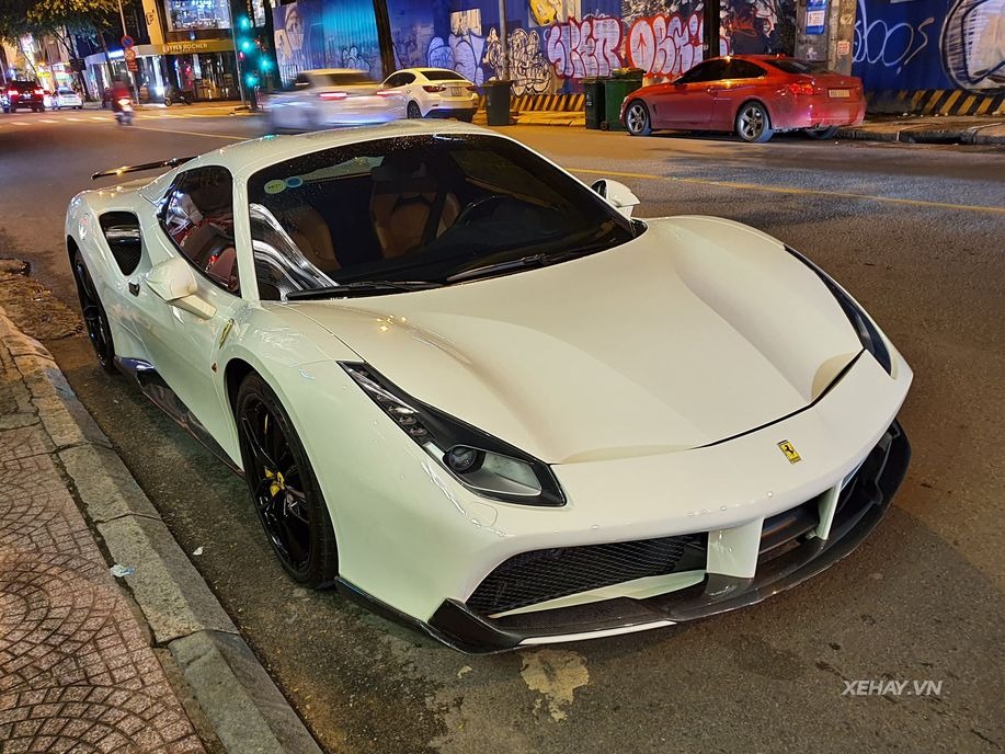 Bắt gặp 'Bạch mã' Ferrari 488 Spider với gói độ Novitec Rosso cực hiếm trên phố Sài Gòn - 1 Bắt gặp 'Bạch mã' Ferrari 488 Spider với gói độ Novitec Rosso cực hiếm trên phố Sài Gòn - 1