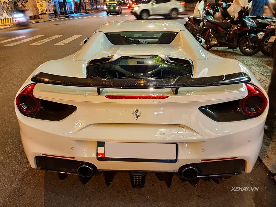 Bắt gặp 'Bạch mã' Ferrari 488 Spider với gói độ Novitec Rosso cực hiếm trên phố Sài Gòn - 2 Bắt gặp 'Bạch mã' Ferrari 488 Spider với gói độ Novitec Rosso cực hiếm trên phố Sài Gòn - 2