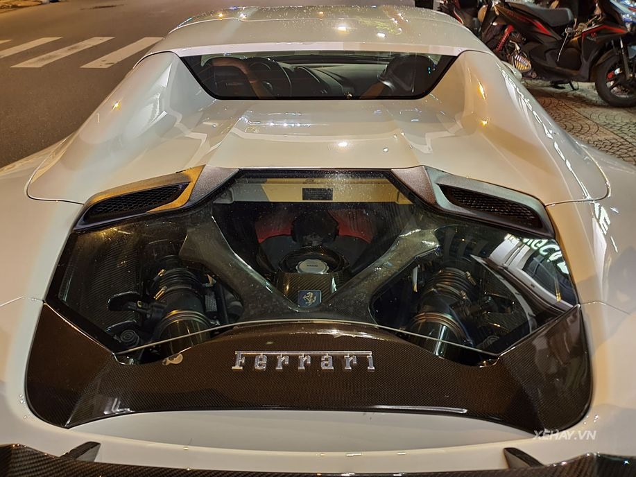Bắt gặp 'Bạch mã' Ferrari 488 Spider với gói độ Novitec Rosso cực hiếm trên phố Sài Gòn - 3 Bắt gặp 'Bạch mã' Ferrari 488 Spider với gói độ Novitec Rosso cực hiếm trên phố Sài Gòn - 3