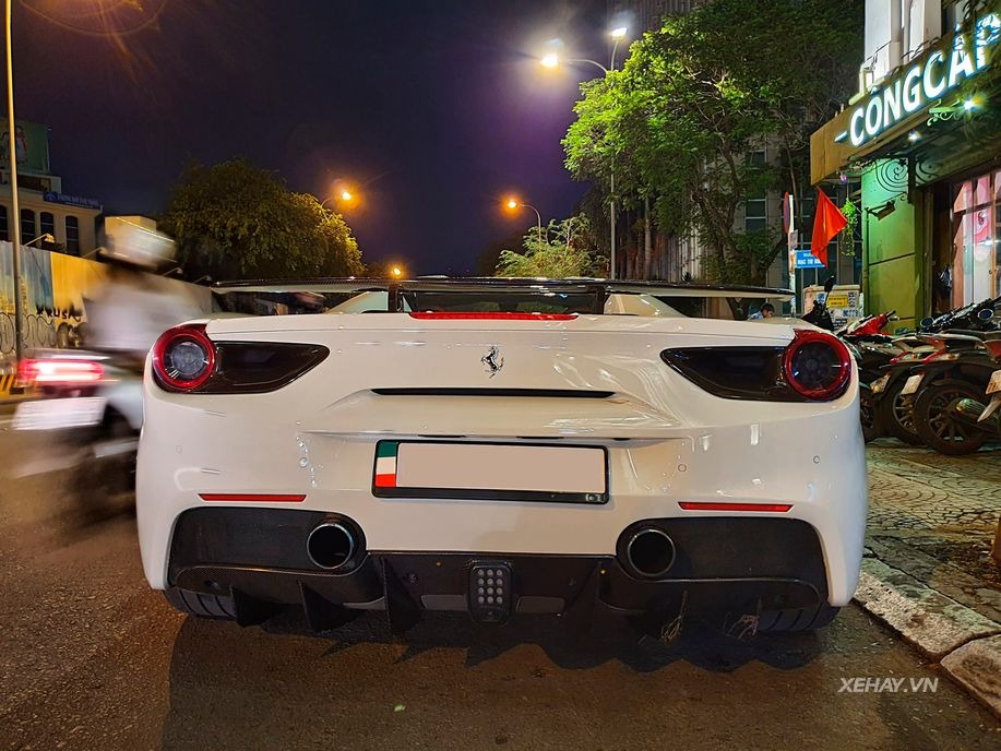 Bắt gặp 'Bạch mã' Ferrari 488 Spider với gói độ Novitec Rosso cực hiếm trên phố Sài Gòn - 4 Bắt gặp 'Bạch mã' Ferrari 488 Spider với gói độ Novitec Rosso cực hiếm trên phố Sài Gòn - 4