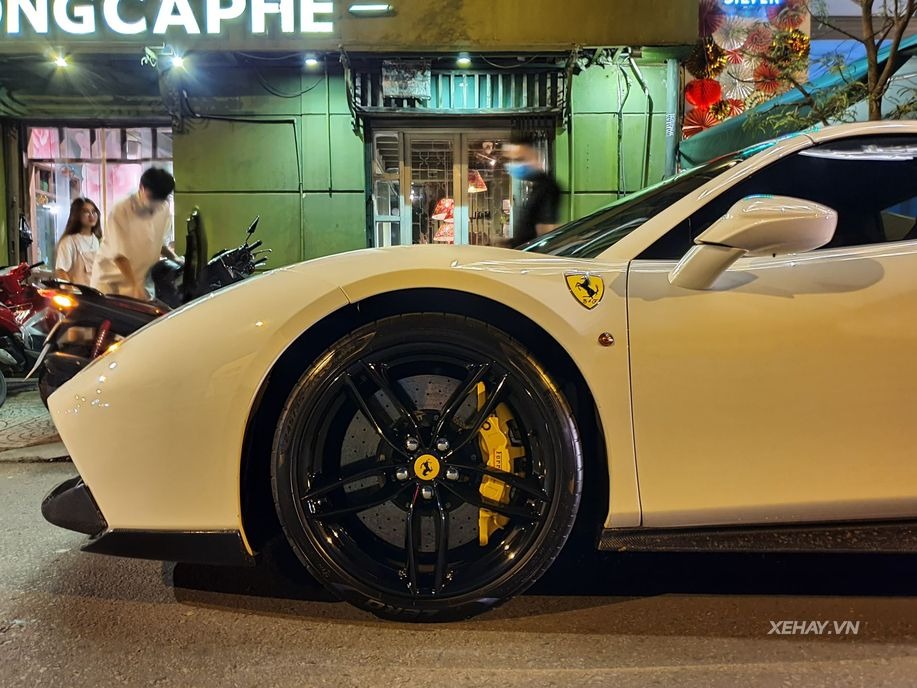 Bắt gặp 'Bạch mã' Ferrari 488 Spider với gói độ Novitec Rosso cực hiếm trên phố Sài Gòn - 5 Bắt gặp 'Bạch mã' Ferrari 488 Spider với gói độ Novitec Rosso cực hiếm trên phố Sài Gòn - 5