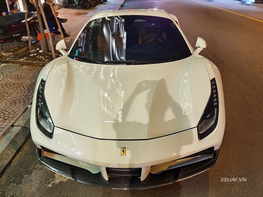 Bắt gặp 'Bạch mã' Ferrari 488 Spider với gói độ Novitec Rosso cực hiếm trên phố Sài Gòn Bắt gặp 'Bạch mã' Ferrari 488 Spider với gói độ Novitec Rosso cực hiếm trên phố Sài Gòn