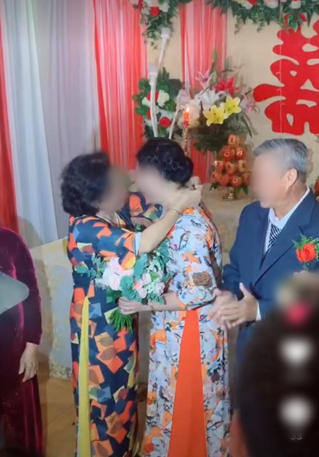 Đám cưới gây chú ý với màn trao quà đặc biệt, người nhận vàng là mẹ chú rể nhưng lý do đằng sau lại khiến quan khách rơi nước mắt - 1 Đám cưới gây chú ý với màn trao quà đặc biệt, người nhận vàng là mẹ chú rể nhưng lý do đằng sau lại khiến quan khách rơi nước mắt - 1