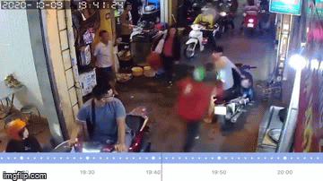 Clip: Tài xế mặc áo xe ôm công nghệ hùng hổ lao vào đấm đá, quăng người dã man gây xôn xao MXH Clip: Tài xế mặc áo xe ôm công nghệ hùng hổ lao vào đấm đá, quăng người dã man gây xôn xao MXH
