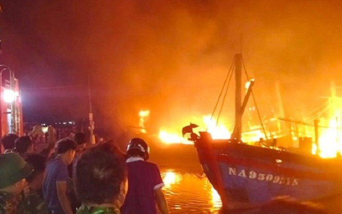 Nghệ An: Cháy 4 tàu cá thiệt hại hàng chục tỷ đồng