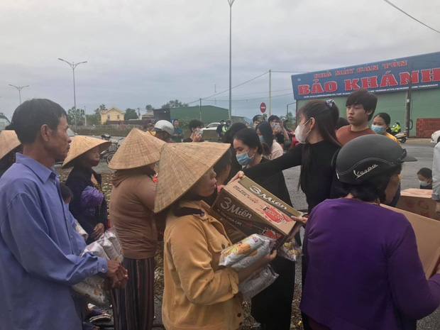 Thuỷ Tiên livestream phát nhu yếu phẩm cho người dân tại Huế, số tiền huy động được đã lên đến 10 tỷ - 2 Thuỷ Tiên livestream phát nhu yếu phẩm cho người dân tại Huế, số tiền huy động được đã lên đến 10 tỷ - 2