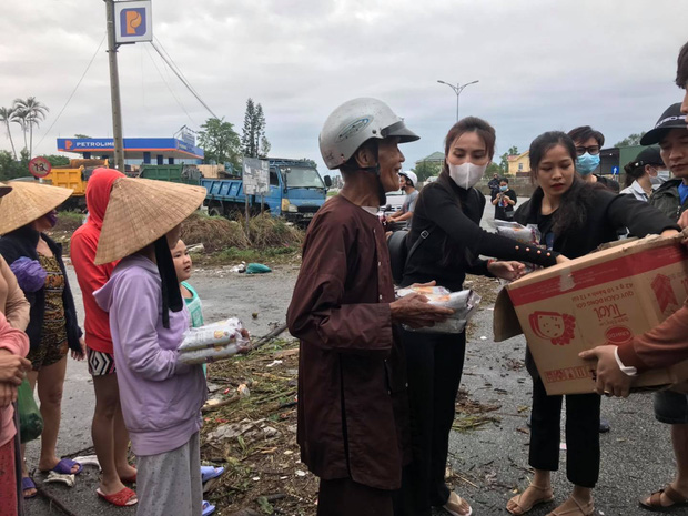 Thuỷ Tiên livestream phát nhu yếu phẩm cho người dân tại Huế, số tiền huy động được đã lên đến 10 tỷ Thuỷ Tiên livestream phát nhu yếu phẩm cho người dân tại Huế, số tiền huy động được đã lên đến 10 tỷ