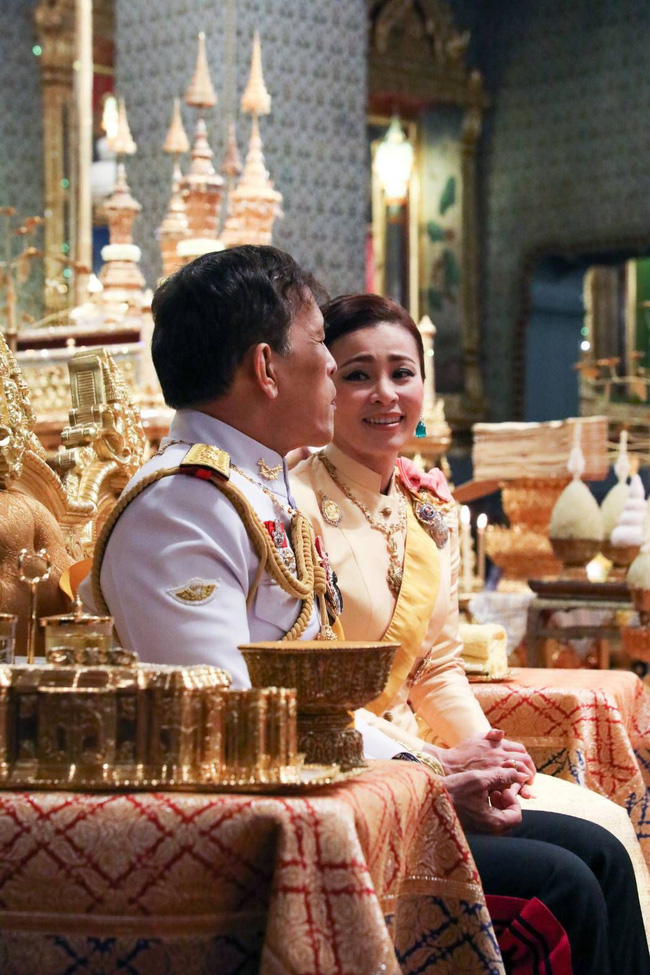 Hoàng quý phi Thái Lan đột ngột vắng bóng trong sự kiện hoàng gia, Hoàng hậu Suthida khẳng định vị trí của mình bằng chi tiết đầy tinh tế - 2 Hoàng quý phi Thái Lan đột ngột vắng bóng trong sự kiện hoàng gia, Hoàng hậu Suthida khẳng định vị trí của mình bằng chi tiết đầy tinh tế - 2
