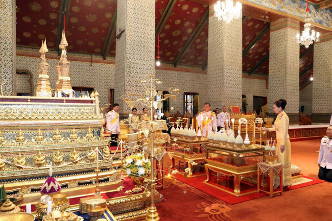 Hoàng quý phi Thái Lan đột ngột vắng bóng trong sự kiện hoàng gia, Hoàng hậu Suthida khẳng định vị trí của mình bằng chi tiết đầy tinh tế Hoàng quý phi Thái Lan đột ngột vắng bóng trong sự kiện hoàng gia, Hoàng hậu Suthida khẳng định vị trí của mình bằng chi tiết đầy tinh tế