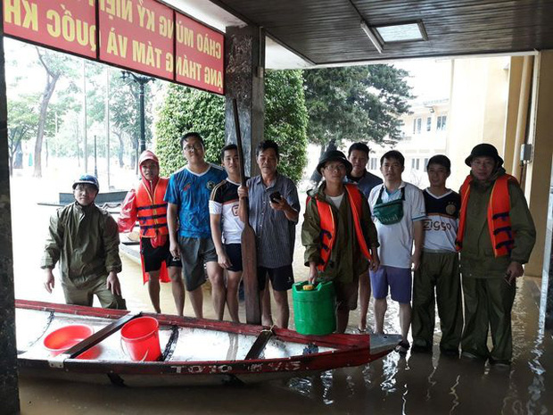 Thầy Hiệu trưởng chèo đò, lội nước mang cơm cho sinh viên đang sống giữa tâm lũ - 2 Thầy Hiệu trưởng chèo đò, lội nước mang cơm cho sinh viên đang sống giữa tâm lũ - 2