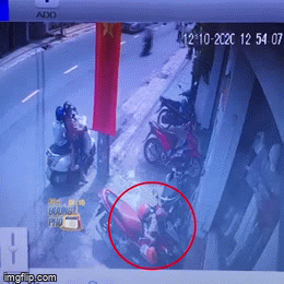 Clip: Người phụ nữ lợi dụng lúc vắng người, xúi đứa trẻ trộm đồ khiến cộng đồng mạng phẫn nộ Clip: Người phụ nữ lợi dụng lúc vắng người, xúi đứa trẻ trộm đồ khiến cộng đồng mạng phẫn nộ