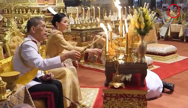 Hoàng quý phi Thái Lan đột ngột vắng bóng trong sự kiện hoàng gia, Hoàng hậu Suthida khẳng định vị trí của mình bằng chi tiết đầy tinh tế - 1 Hoàng quý phi Thái Lan đột ngột vắng bóng trong sự kiện hoàng gia, Hoàng hậu Suthida khẳng định vị trí của mình bằng chi tiết đầy tinh tế - 1