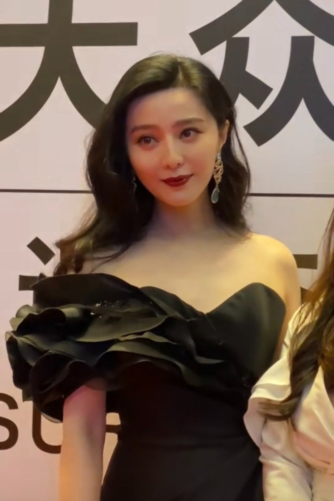 Phạm Băng Băng tái xuất với đẳng cấp nữ thần, gây bão Weibo vì nhan sắc cùng thần thái đỉnh cao sau thời gian ở ẩn - 3 Phạm Băng Băng tái xuất với đẳng cấp nữ thần, gây bão Weibo vì nhan sắc cùng thần thái đỉnh cao sau thời gian ở ẩn - 3