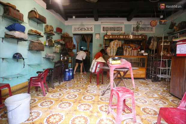 Người Hội An vất vả dọn dẹp nhà cửa, đường phố sau trận lũ lớn - 14 Người Hội An vất vả dọn dẹp nhà cửa, đường phố sau trận lũ lớn - 14