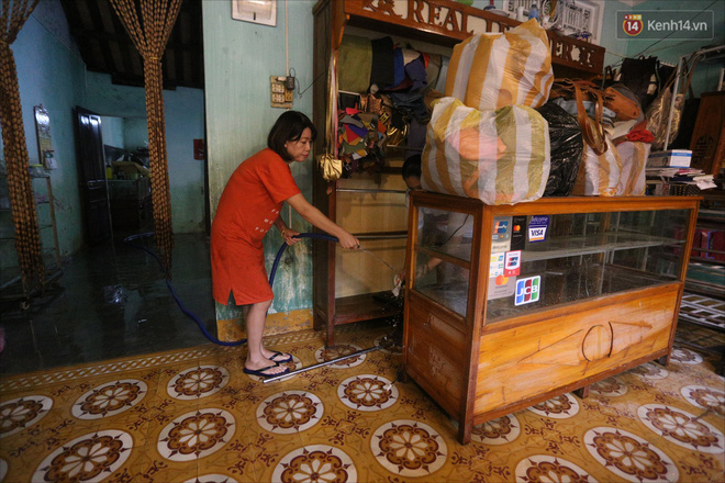 Người Hội An vất vả dọn dẹp nhà cửa, đường phố sau trận lũ lớn - 10 Người Hội An vất vả dọn dẹp nhà cửa, đường phố sau trận lũ lớn - 10