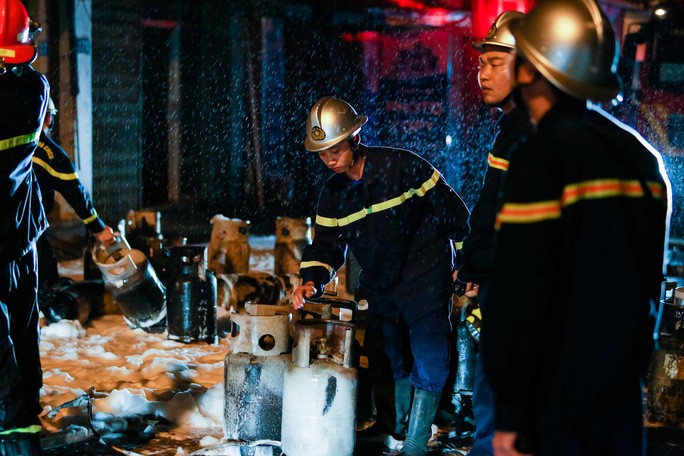 Video: Nghẹt thở giải cứu 5 người trong vụ cháy cửa hàng gas - 4 Video: Nghẹt thở giải cứu 5 người trong vụ cháy cửa hàng gas - 4