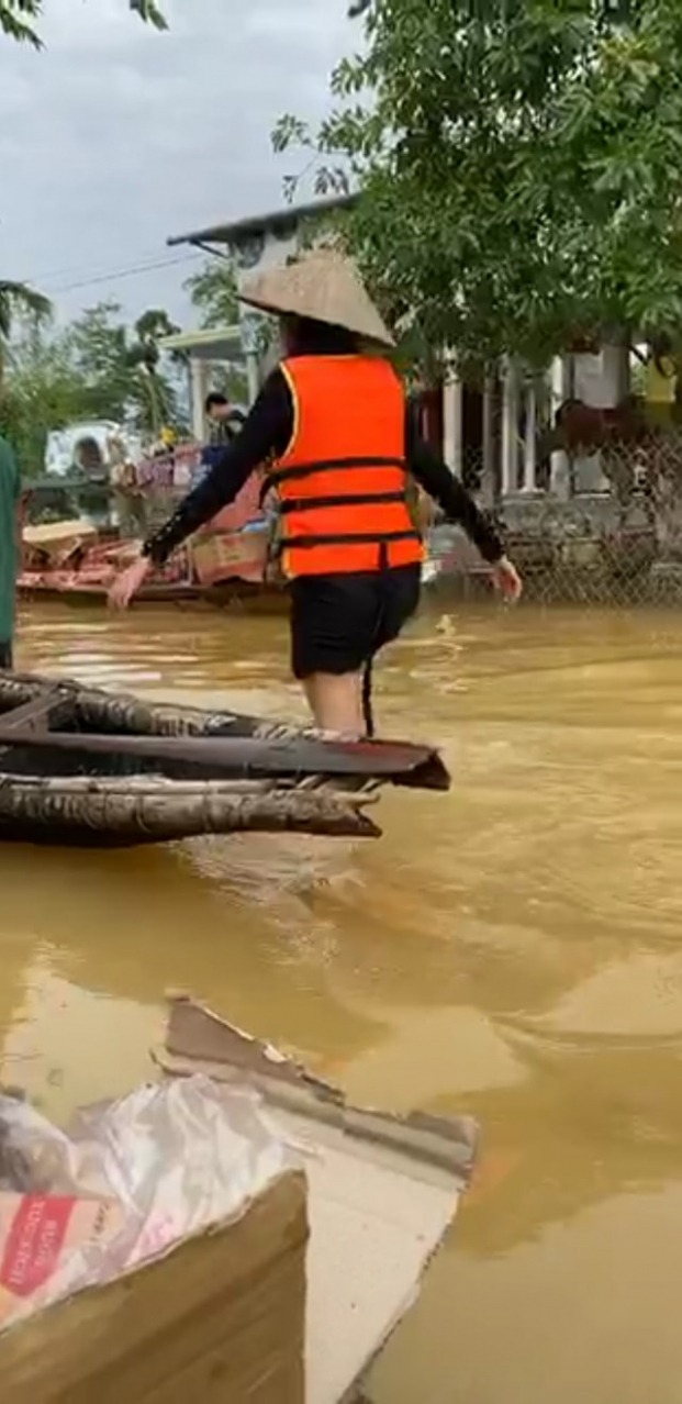 Sau Thủy Tiên cùng hàng loạt sao Việt, Trấn Thành đứng ra kêu gọi ủng hộ miền Trung, xung phong góp quỹ 300 triệu - 2 Sau Thủy Tiên cùng hàng loạt sao Việt, Trấn Thành đứng ra kêu gọi ủng hộ miền Trung, xung phong góp quỹ 300 triệu - 2