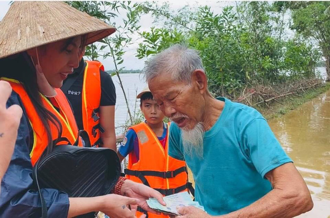 Bị so sánh với Thủy Tiên, Trang Trần đáp trả: 'Đây làm từ thiện hàng tuần chứ không đợi lũ mới làm' Bị so sánh với Thủy Tiên, Trang Trần đáp trả: 'Đây làm từ thiện hàng tuần chứ không đợi lũ mới làm'