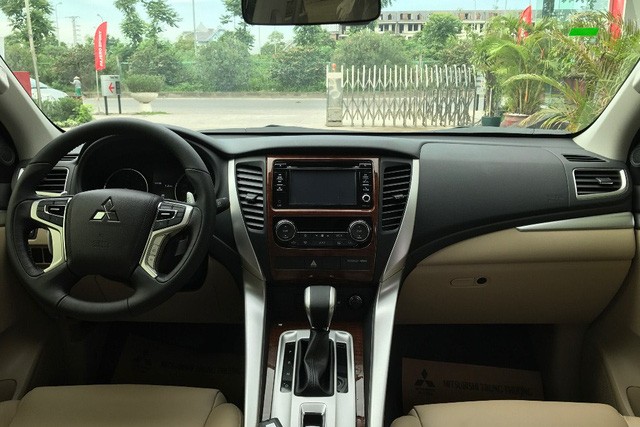 Sắp ‘tuyệt chủng’, Mitsubishi Pajero Sport máy xăng tồn kho xả hàng giảm giá 250 triệu đồng - 3 Sắp ‘tuyệt chủng’, Mitsubishi Pajero Sport máy xăng tồn kho xả hàng giảm giá 250 triệu đồng - 3