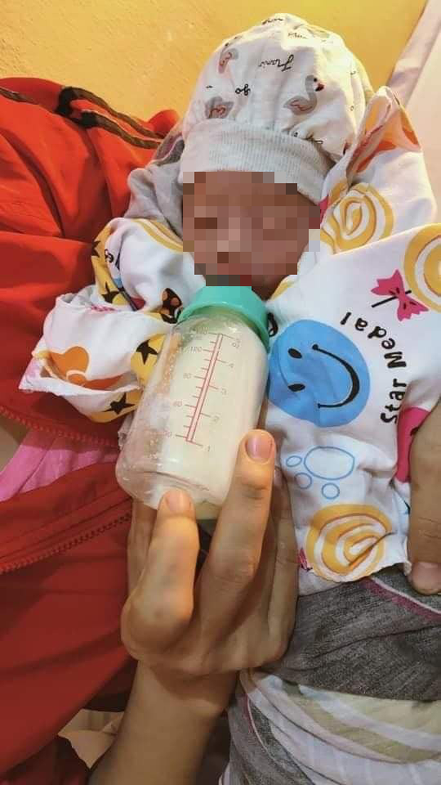 Hà Nội: Phát hiện bé trai sơ sinh còn nguyên dây rốn bị bỏ rơi giữa trời mưa - 1 Hà Nội: Phát hiện bé trai sơ sinh còn nguyên dây rốn bị bỏ rơi giữa trời mưa - 1
