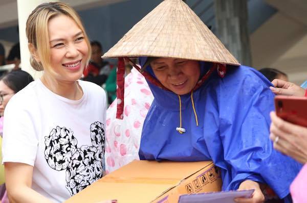Không rình rang kêu gọi quyên góp trên MXH, Mỹ Tâm lặng lẽ đến thẳng vùng lũ để gửi quà cứu trợ cho bà con khiến fan xúc động - 9 Không rình rang kêu gọi quyên góp trên MXH, Mỹ Tâm lặng lẽ đến thẳng vùng lũ để gửi quà cứu trợ cho bà con khiến fan xúc động - 9