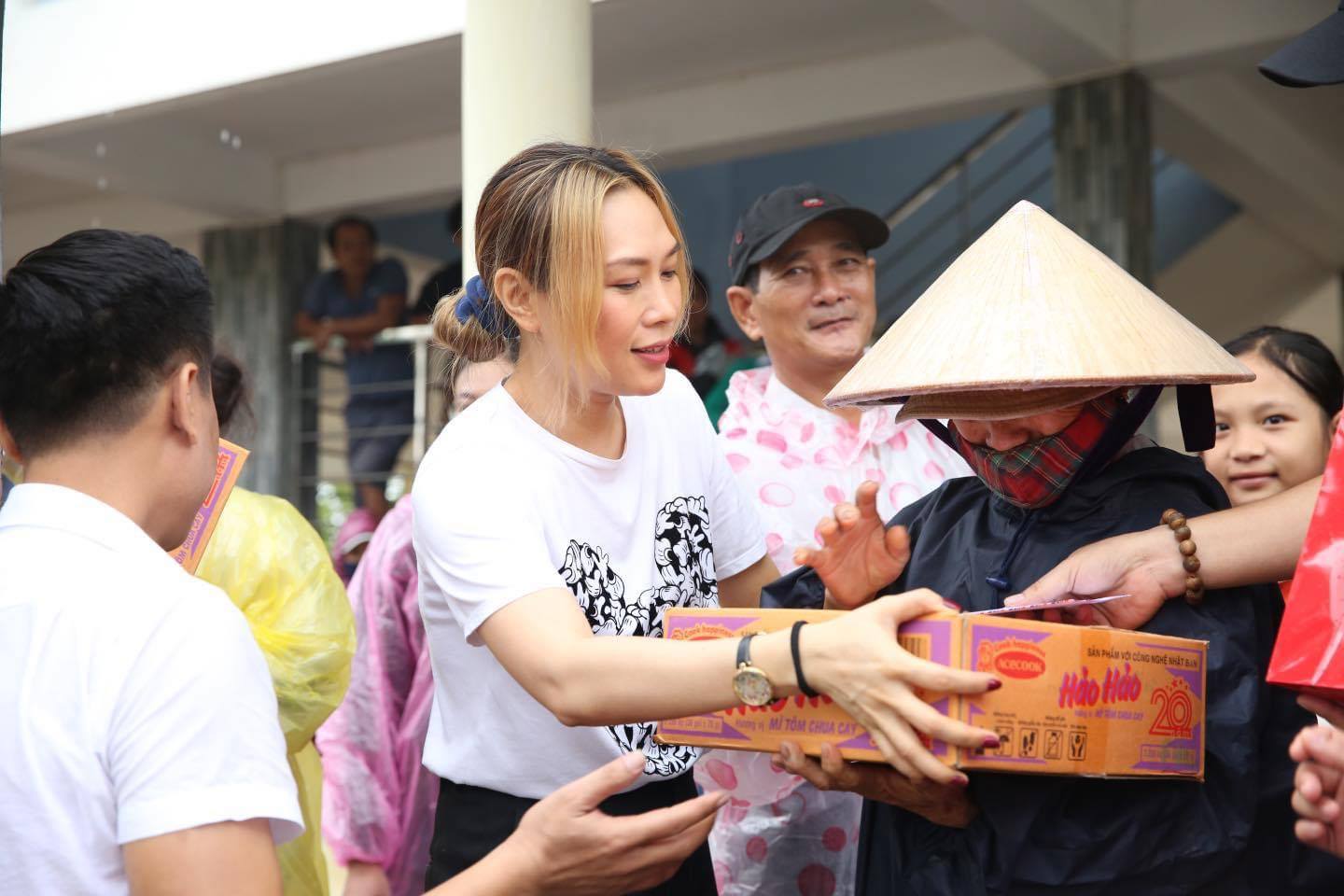 Không rình rang kêu gọi quyên góp trên MXH, Mỹ Tâm lặng lẽ đến thẳng vùng lũ để gửi quà cứu trợ cho bà con khiến fan xúc động - 11 Không rình rang kêu gọi quyên góp trên MXH, Mỹ Tâm lặng lẽ đến thẳng vùng lũ để gửi quà cứu trợ cho bà con khiến fan xúc động - 11