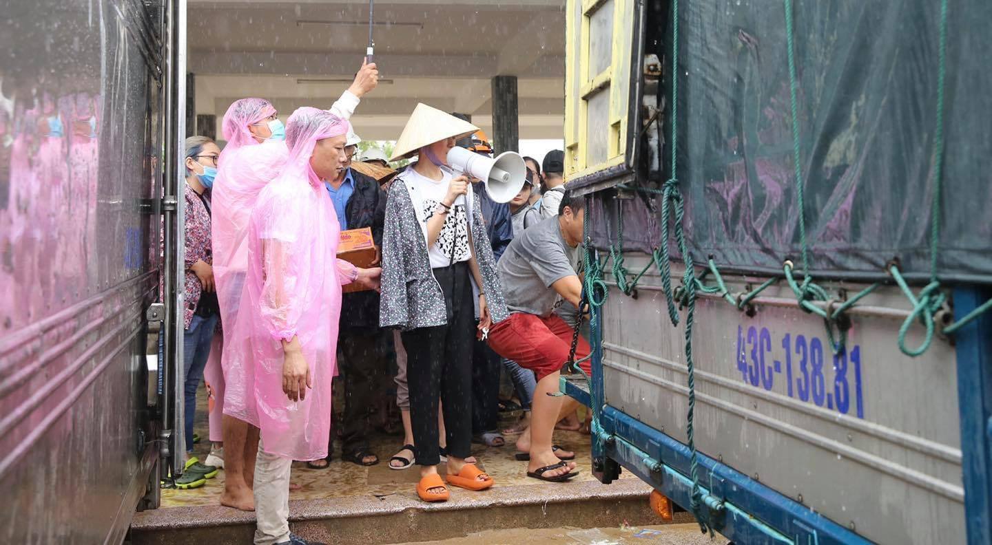 Không rình rang kêu gọi quyên góp trên MXH, Mỹ Tâm lặng lẽ đến thẳng vùng lũ để gửi quà cứu trợ cho bà con khiến fan xúc động - 4 Không rình rang kêu gọi quyên góp trên MXH, Mỹ Tâm lặng lẽ đến thẳng vùng lũ để gửi quà cứu trợ cho bà con khiến fan xúc động - 4