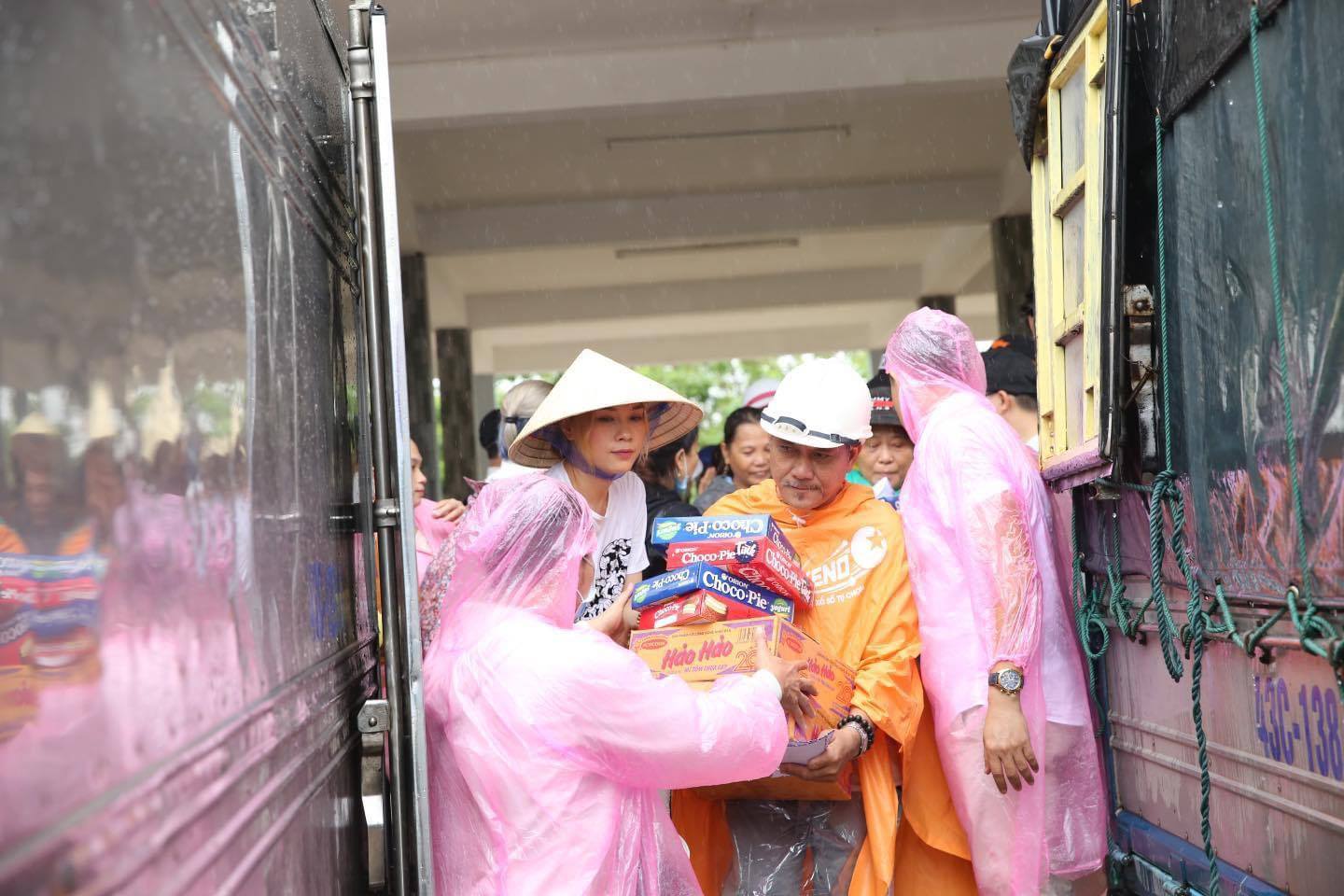 Không rình rang kêu gọi quyên góp trên MXH, Mỹ Tâm lặng lẽ đến thẳng vùng lũ để gửi quà cứu trợ cho bà con khiến fan xúc động - 5 Không rình rang kêu gọi quyên góp trên MXH, Mỹ Tâm lặng lẽ đến thẳng vùng lũ để gửi quà cứu trợ cho bà con khiến fan xúc động - 5