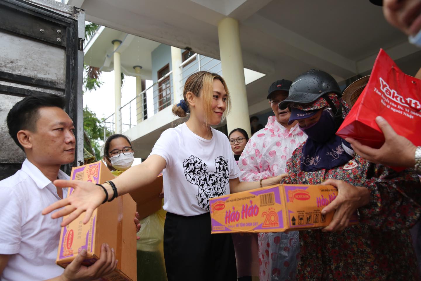 Không rình rang kêu gọi quyên góp trên MXH, Mỹ Tâm lặng lẽ đến thẳng vùng lũ để gửi quà cứu trợ cho bà con khiến fan xúc động - 12 Không rình rang kêu gọi quyên góp trên MXH, Mỹ Tâm lặng lẽ đến thẳng vùng lũ để gửi quà cứu trợ cho bà con khiến fan xúc động - 12
