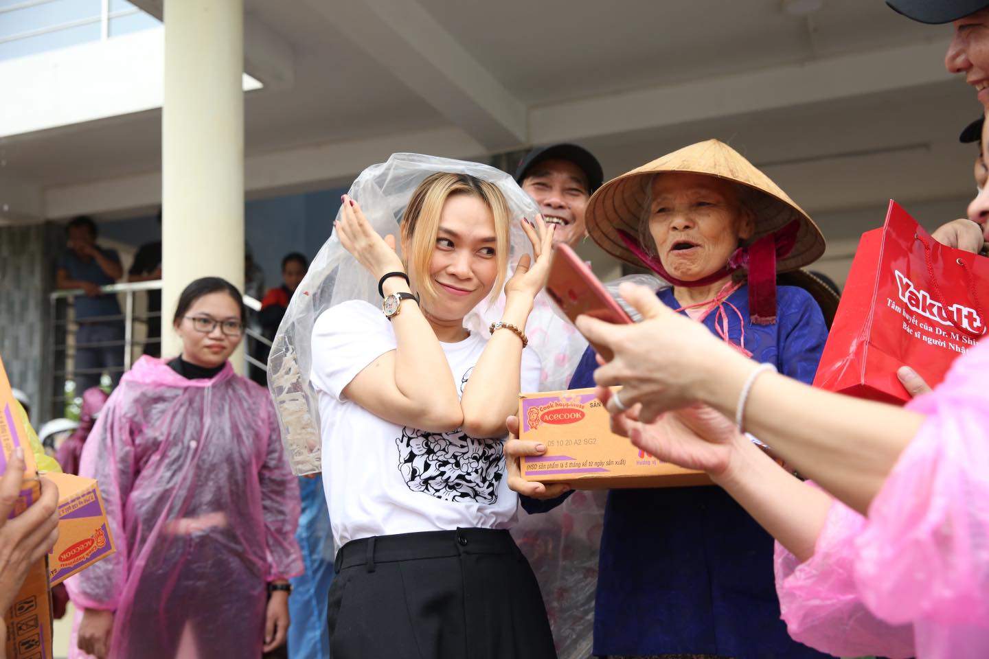 Không rình rang kêu gọi quyên góp trên MXH, Mỹ Tâm lặng lẽ đến thẳng vùng lũ để gửi quà cứu trợ cho bà con khiến fan xúc động - 13 Không rình rang kêu gọi quyên góp trên MXH, Mỹ Tâm lặng lẽ đến thẳng vùng lũ để gửi quà cứu trợ cho bà con khiến fan xúc động - 13