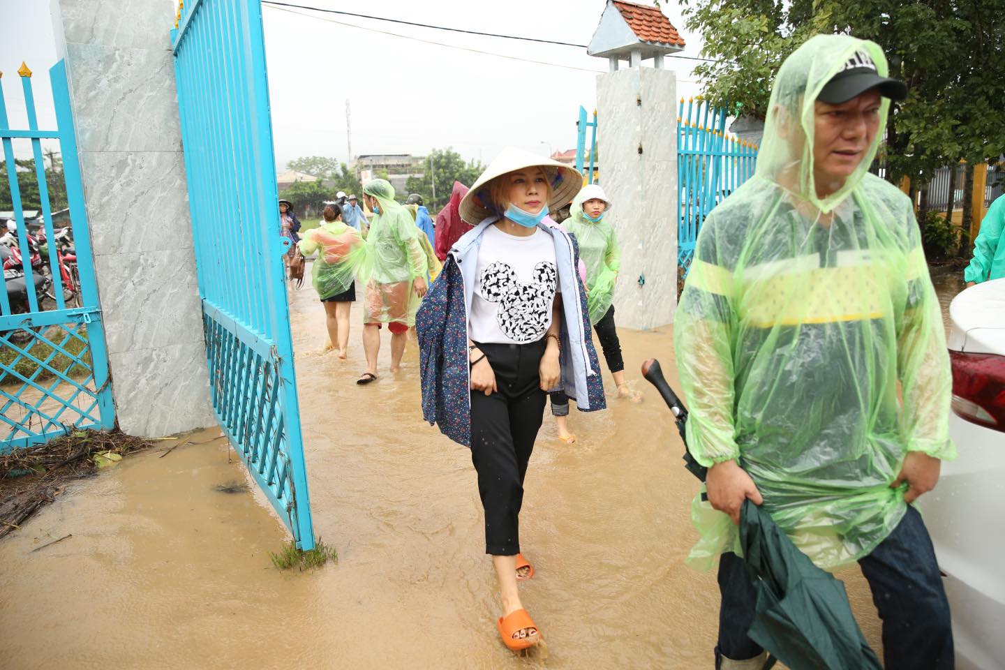 Không rình rang kêu gọi quyên góp trên MXH, Mỹ Tâm lặng lẽ đến thẳng vùng lũ để gửi quà cứu trợ cho bà con khiến fan xúc động - 1 Không rình rang kêu gọi quyên góp trên MXH, Mỹ Tâm lặng lẽ đến thẳng vùng lũ để gửi quà cứu trợ cho bà con khiến fan xúc động - 1