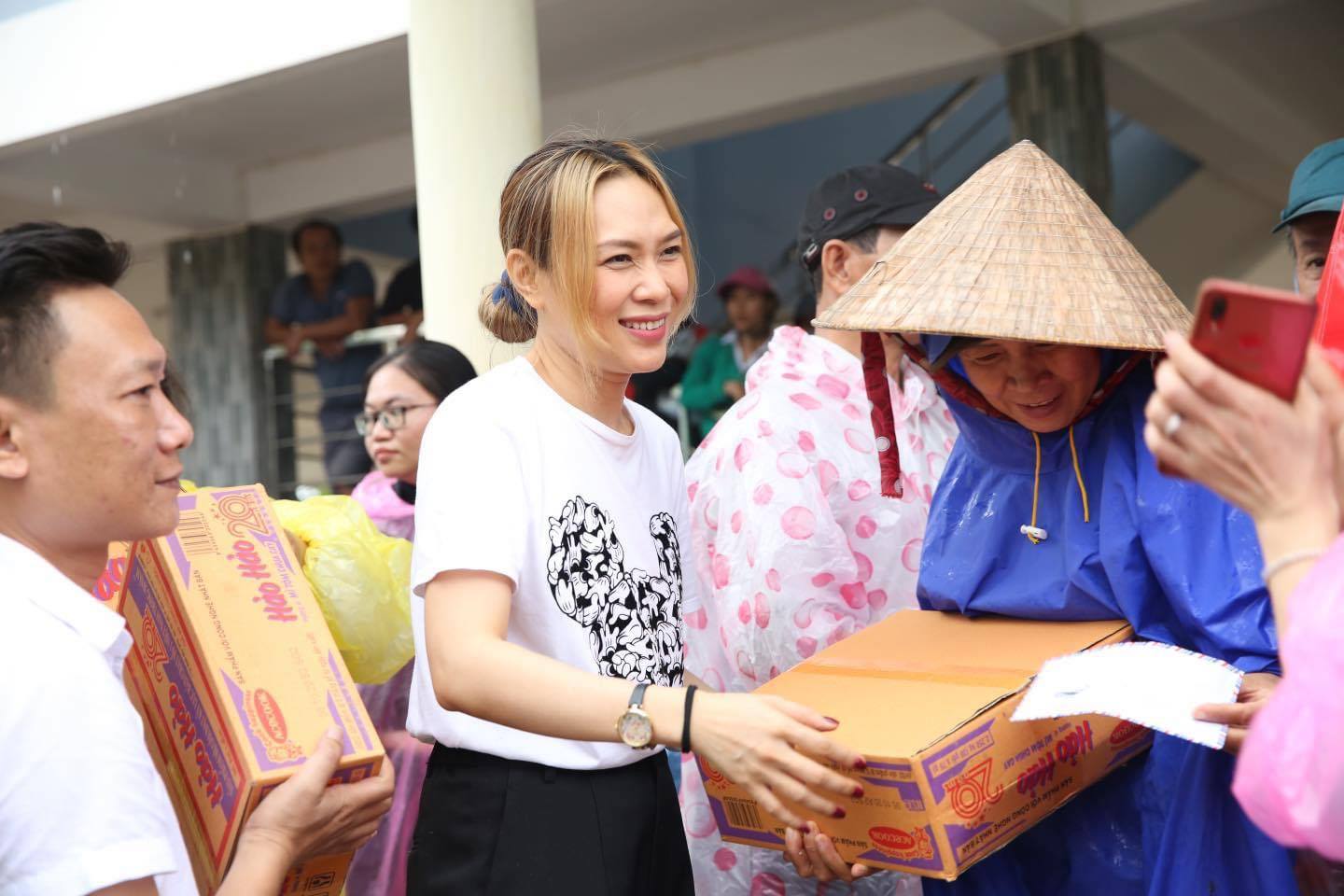 Không rình rang kêu gọi quyên góp trên MXH, Mỹ Tâm lặng lẽ đến thẳng vùng lũ để gửi quà cứu trợ cho bà con khiến fan xúc động - 10 Không rình rang kêu gọi quyên góp trên MXH, Mỹ Tâm lặng lẽ đến thẳng vùng lũ để gửi quà cứu trợ cho bà con khiến fan xúc động - 10