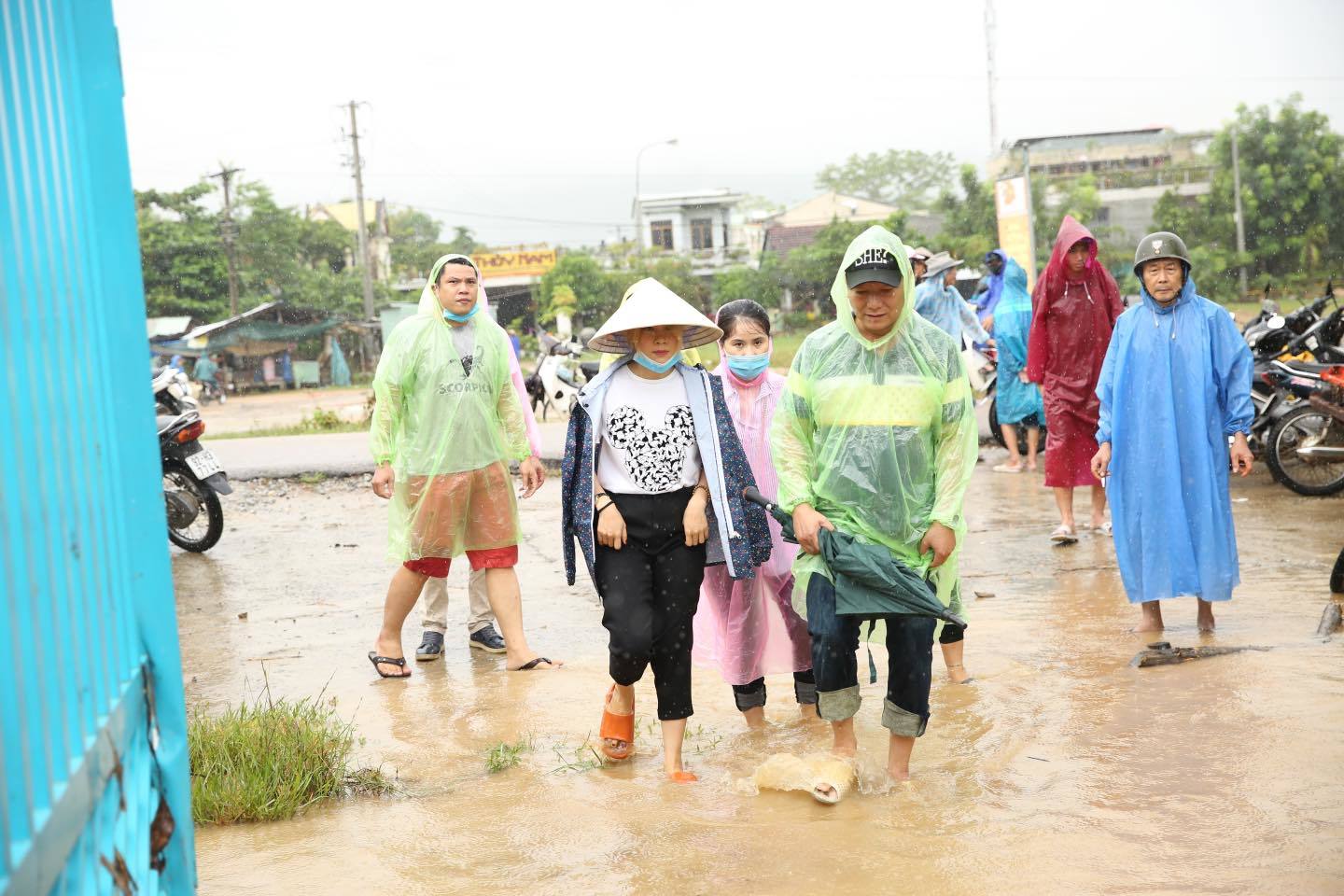 Không rình rang kêu gọi quyên góp trên MXH, Mỹ Tâm lặng lẽ đến thẳng vùng lũ để gửi quà cứu trợ cho bà con khiến fan xúc động Không rình rang kêu gọi quyên góp trên MXH, Mỹ Tâm lặng lẽ đến thẳng vùng lũ để gửi quà cứu trợ cho bà con khiến fan xúc động