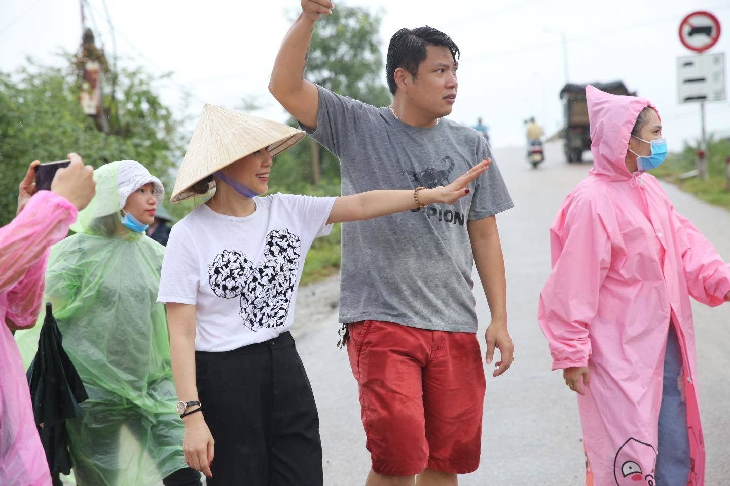 Không rình rang kêu gọi quyên góp trên MXH, Mỹ Tâm lặng lẽ đến thẳng vùng lũ để gửi quà cứu trợ cho bà con khiến fan xúc động - 3 Không rình rang kêu gọi quyên góp trên MXH, Mỹ Tâm lặng lẽ đến thẳng vùng lũ để gửi quà cứu trợ cho bà con khiến fan xúc động - 3