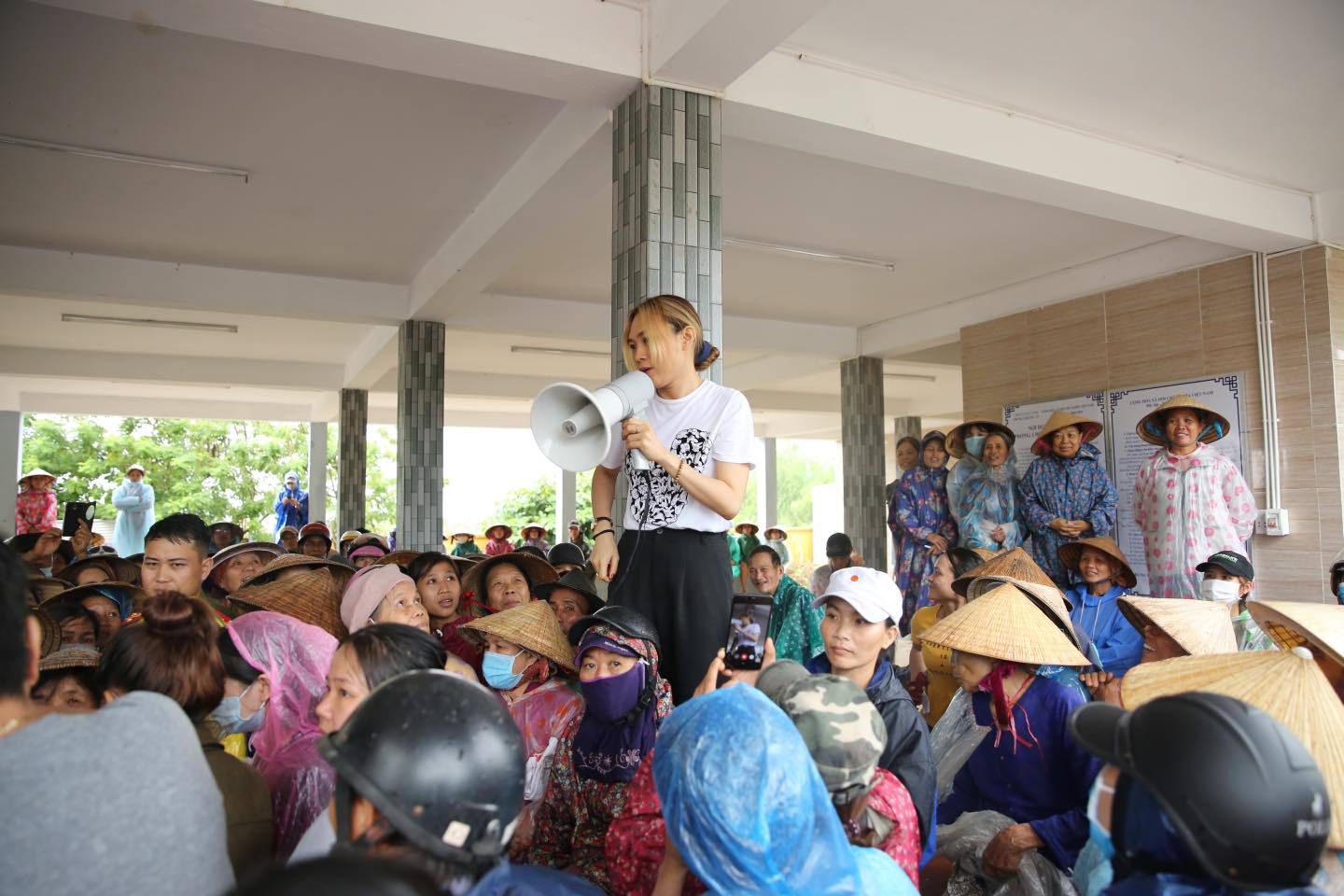 Không rình rang kêu gọi quyên góp trên MXH, Mỹ Tâm lặng lẽ đến thẳng vùng lũ để gửi quà cứu trợ cho bà con khiến fan xúc động - 6 Không rình rang kêu gọi quyên góp trên MXH, Mỹ Tâm lặng lẽ đến thẳng vùng lũ để gửi quà cứu trợ cho bà con khiến fan xúc động - 6