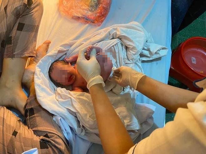 Hà Nội: Phát hiện bé trai sơ sinh còn nguyên dây rốn bị bỏ rơi giữa trời mưa Hà Nội: Phát hiện bé trai sơ sinh còn nguyên dây rốn bị bỏ rơi giữa trời mưa