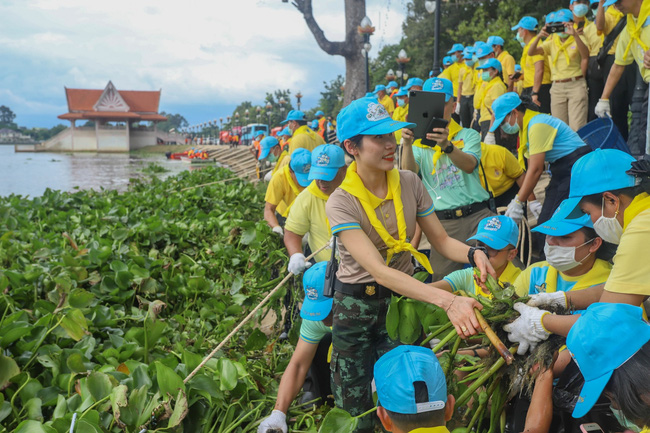 Hoàng quý phi Thái Lan lần đầu thực hiện nhiệm vụ hoàng gia một mình sau khi phục vị, gây ấn tượng mạnh nhưng lộ chi tiết gây khó hiểu - 2 Hoàng quý phi Thái Lan lần đầu thực hiện nhiệm vụ hoàng gia một mình sau khi phục vị, gây ấn tượng mạnh nhưng lộ chi tiết gây khó hiểu - 2