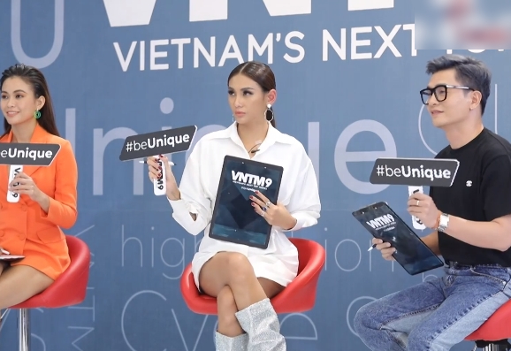 Vietnam's Next Top Model: Nữ thí sinh diện đồ quá phản cảm liền bị Nam Trung bắt bẻ xem phim bậy bạ quá nhiều, rồi đuổi vào trong - 5 Vietnam's Next Top Model: Nữ thí sinh diện đồ quá phản cảm liền bị Nam Trung bắt bẻ xem phim bậy bạ quá nhiều, rồi đuổi vào trong - 5