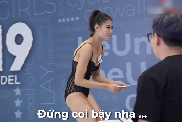 Vietnam's Next Top Model: Nữ thí sinh diện đồ quá phản cảm liền bị Nam Trung bắt bẻ xem phim bậy bạ quá nhiều, rồi đuổi vào trong - 6 Vietnam's Next Top Model: Nữ thí sinh diện đồ quá phản cảm liền bị Nam Trung bắt bẻ xem phim bậy bạ quá nhiều, rồi đuổi vào trong - 6