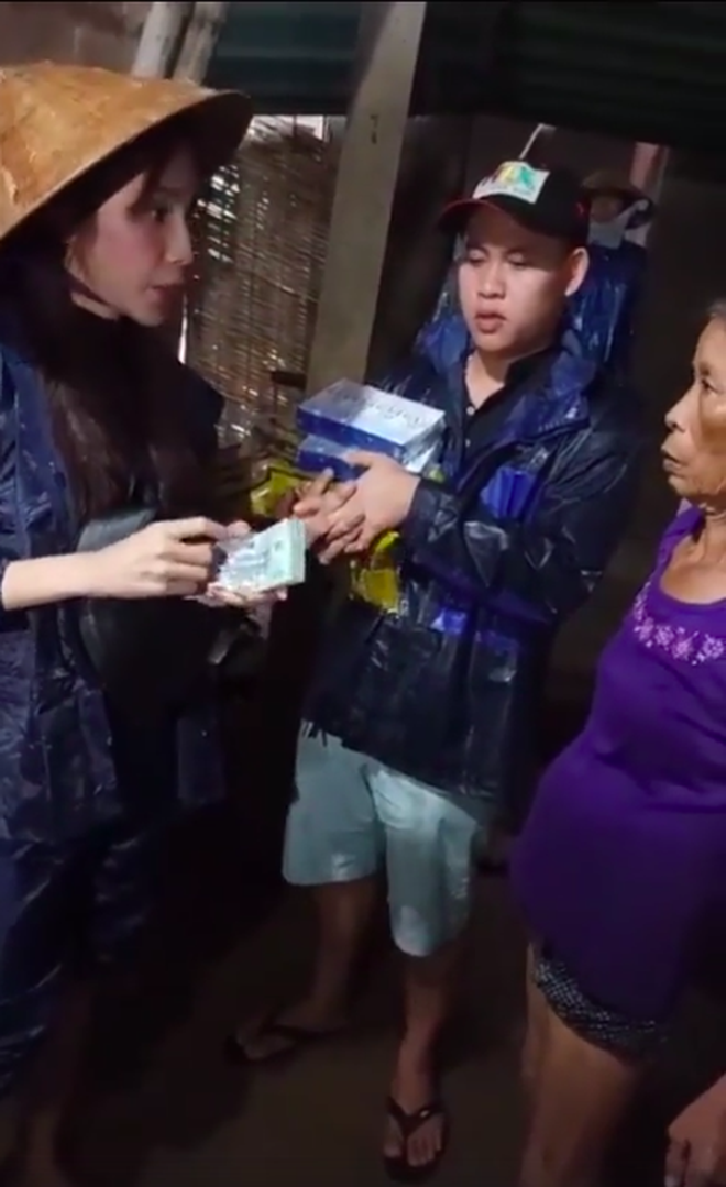 Thuỷ Tiên xuất quỹ hơn 50 triệu đồng xây nhà tình thương cho cụ bà bị ảnh hưởng giữa vùng lũ miền Trung Thuỷ Tiên xuất quỹ hơn 50 triệu đồng xây nhà tình thương cho cụ bà bị ảnh hưởng giữa vùng lũ miền Trung