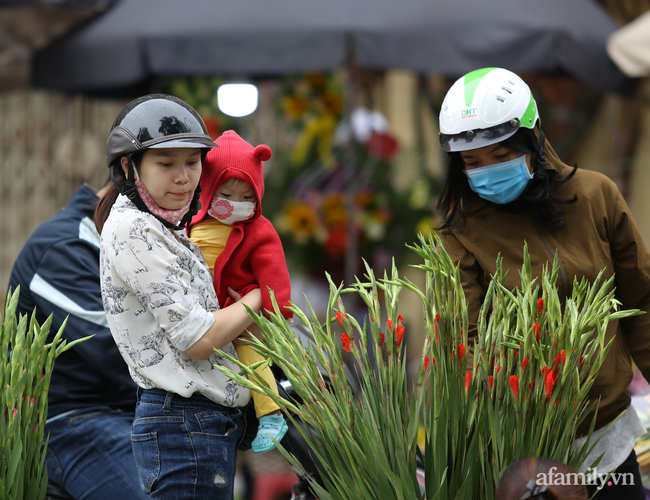 Ảnh: Rét thật rồi, người Hà Nội mặc áo khoác dày, quấn khăn kín mít ra đường sáng cuối tuần! - 9 Ảnh: Rét thật rồi, người Hà Nội mặc áo khoác dày, quấn khăn kín mít ra đường sáng cuối tuần! - 9