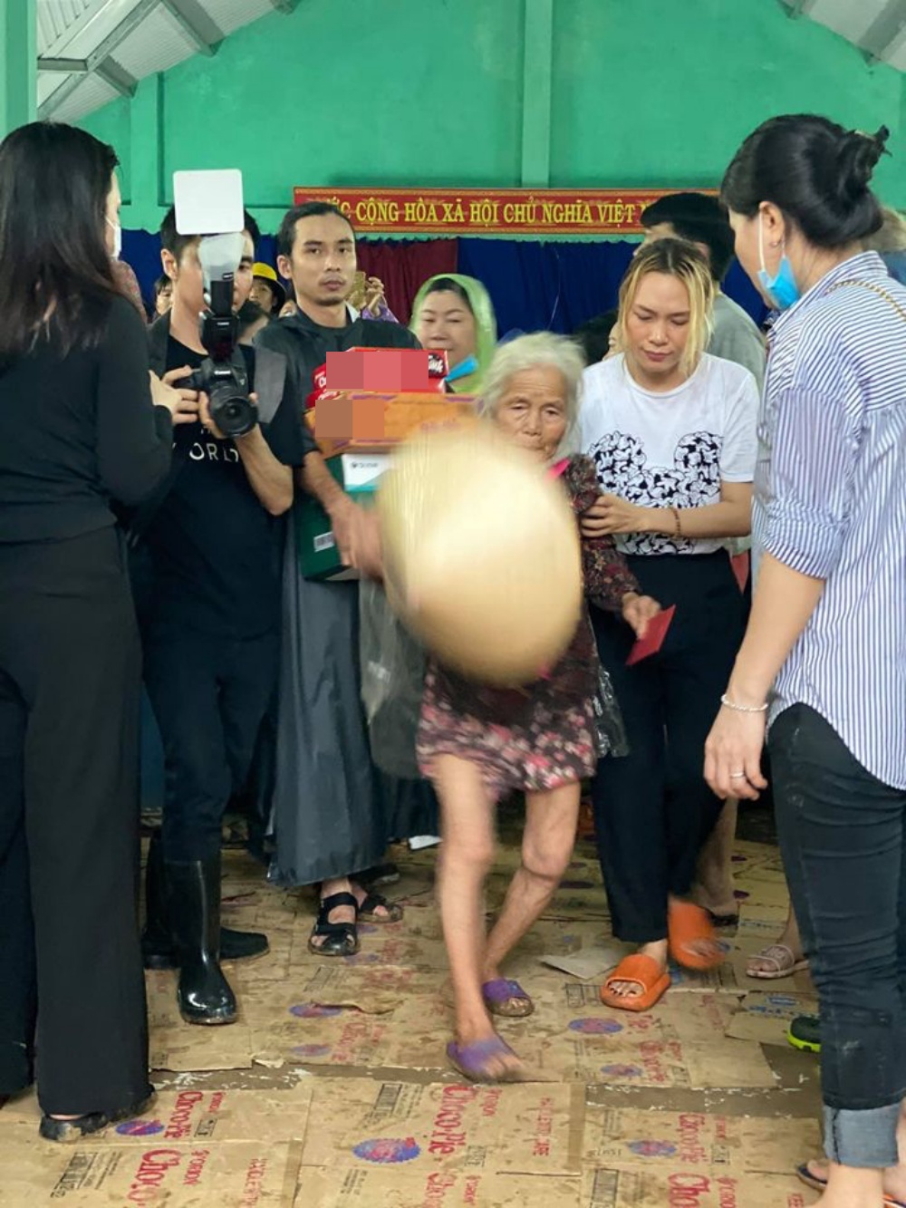 Đội mưa đến phát quà cho bà con vùng lũ, Mỹ Tâm gây xúc động với hình ảnh để đầu trần đẩy xe giúp cụ ông tàn tật - 6 Đội mưa đến phát quà cho bà con vùng lũ, Mỹ Tâm gây xúc động với hình ảnh để đầu trần đẩy xe giúp cụ ông tàn tật - 6