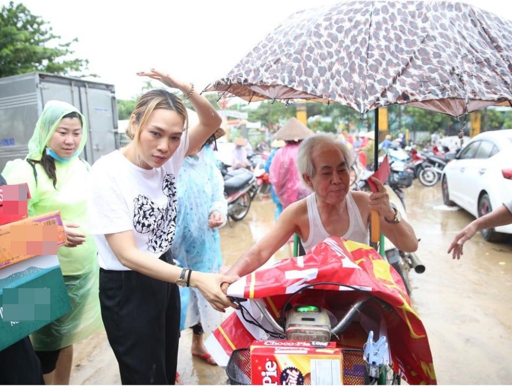 Đội mưa đến phát quà cho bà con vùng lũ, Mỹ Tâm gây xúc động với hình ảnh để đầu trần đẩy xe giúp cụ ông tàn tật - 12 Đội mưa đến phát quà cho bà con vùng lũ, Mỹ Tâm gây xúc động với hình ảnh để đầu trần đẩy xe giúp cụ ông tàn tật - 12