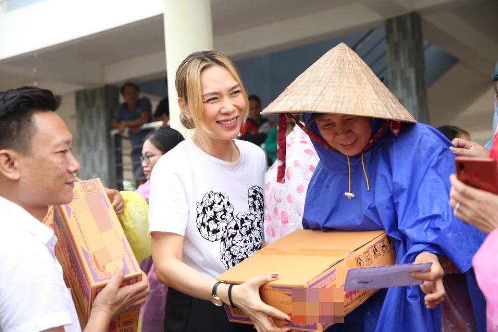 Đội mưa đến phát quà cho bà con vùng lũ, Mỹ Tâm gây xúc động với hình ảnh để đầu trần đẩy xe giúp cụ ông tàn tật - 3 Đội mưa đến phát quà cho bà con vùng lũ, Mỹ Tâm gây xúc động với hình ảnh để đầu trần đẩy xe giúp cụ ông tàn tật - 3