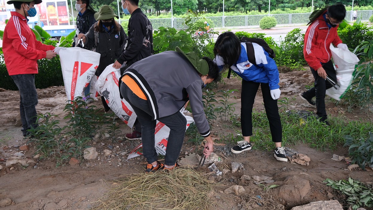 'World Cleanup Day 2020 - Ngày làm sạch thế giới' diễn ra với sự tham gia của hàng trăm sinh viên tại Hà Nội - 7 'World Cleanup Day 2020 - Ngày làm sạch thế giới' diễn ra với sự tham gia của hàng trăm sinh viên tại Hà Nội - 7