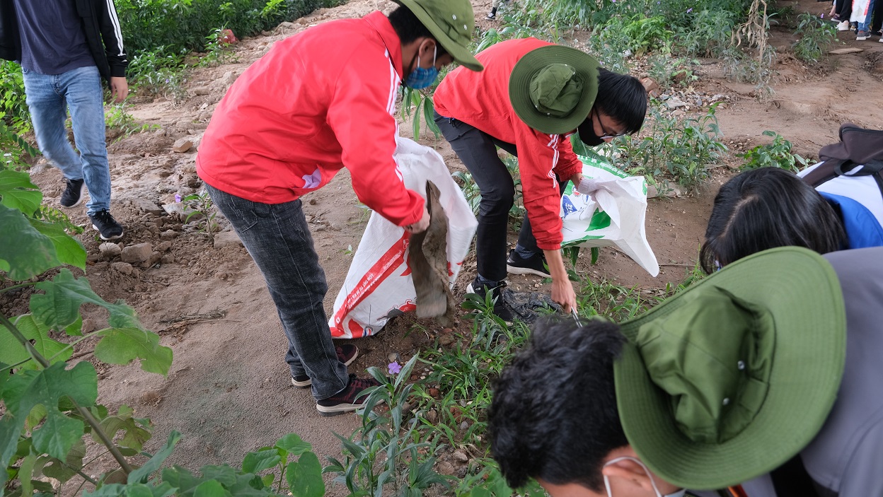 'World Cleanup Day 2020 - Ngày làm sạch thế giới' diễn ra với sự tham gia của hàng trăm sinh viên tại Hà Nội - 9 'World Cleanup Day 2020 - Ngày làm sạch thế giới' diễn ra với sự tham gia của hàng trăm sinh viên tại Hà Nội - 9