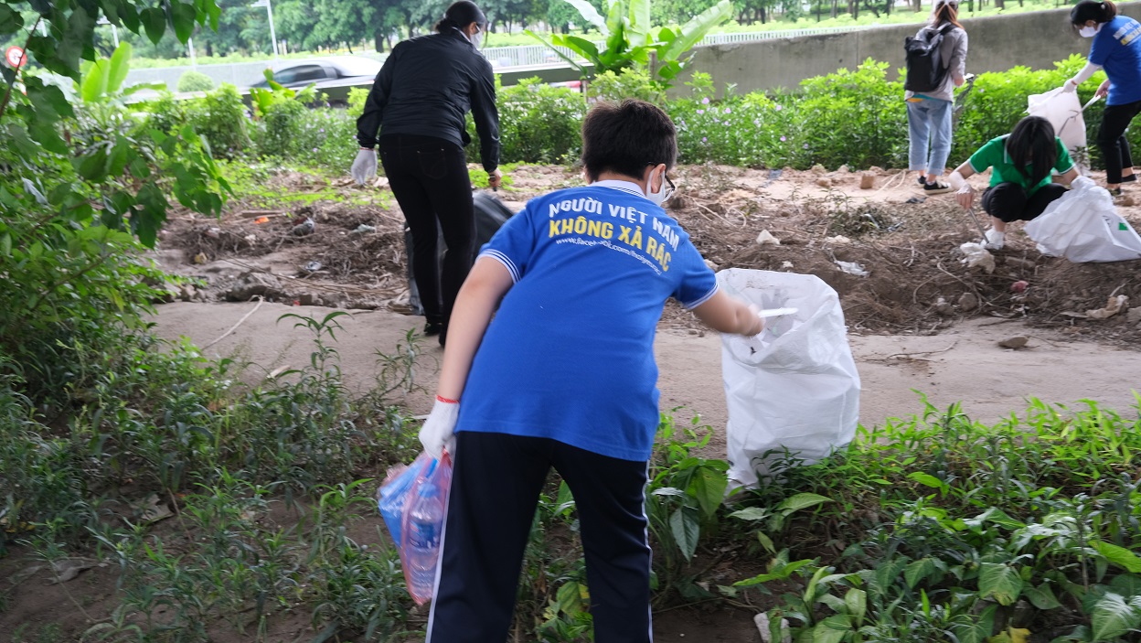 'World Cleanup Day 2020 - Ngày làm sạch thế giới' diễn ra với sự tham gia của hàng trăm sinh viên tại Hà Nội - 16 'World Cleanup Day 2020 - Ngày làm sạch thế giới' diễn ra với sự tham gia của hàng trăm sinh viên tại Hà Nội - 16