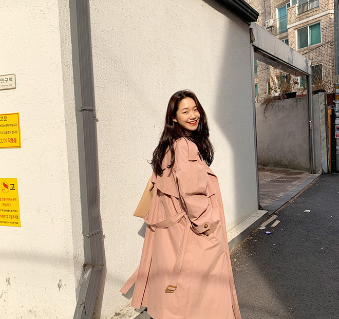 Lạnh thế này diện trench coat là 'perfect', nhưng không phải chị em nào cũng biết mix đồ cho thời thượng đâu nhé! - 17 Lạnh thế này diện trench coat là 'perfect', nhưng không phải chị em nào cũng biết mix đồ cho thời thượng đâu nhé! - 17