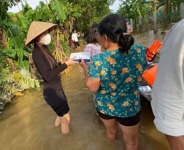 Thuỷ Tiên xuất quỹ hơn 50 triệu đồng xây nhà tình thương cho cụ bà bị ảnh hưởng giữa vùng lũ miền Trung - 2 Thuỷ Tiên xuất quỹ hơn 50 triệu đồng xây nhà tình thương cho cụ bà bị ảnh hưởng giữa vùng lũ miền Trung - 2