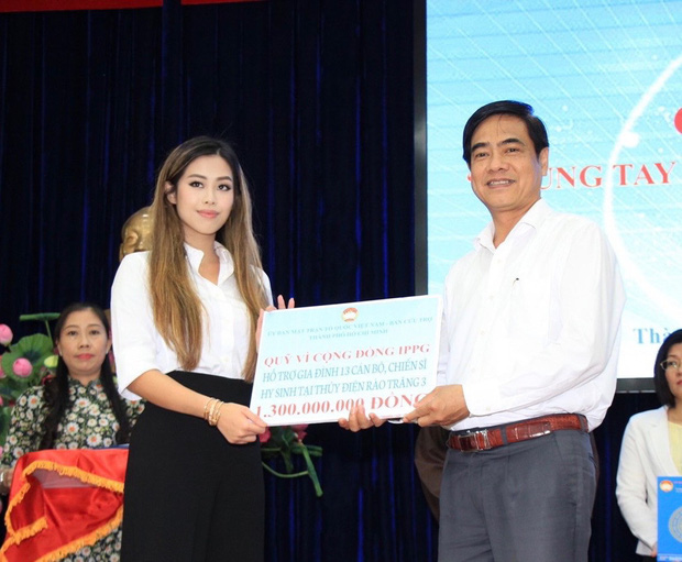 Tiên Nguyễn đại diện nhà tỷ phú Johnathan Hạnh Nguyễn trao 2 tỷ hỗ trợ miền Trung, 1,3 tỷ cho gia đình 13 cán bộ gặp nạn ở Rào Trăng 3 - 1 Tiên Nguyễn đại diện nhà tỷ phú Johnathan Hạnh Nguyễn trao 2 tỷ hỗ trợ miền Trung, 1,3 tỷ cho gia đình 13 cán bộ gặp nạn ở Rào Trăng 3 - 1